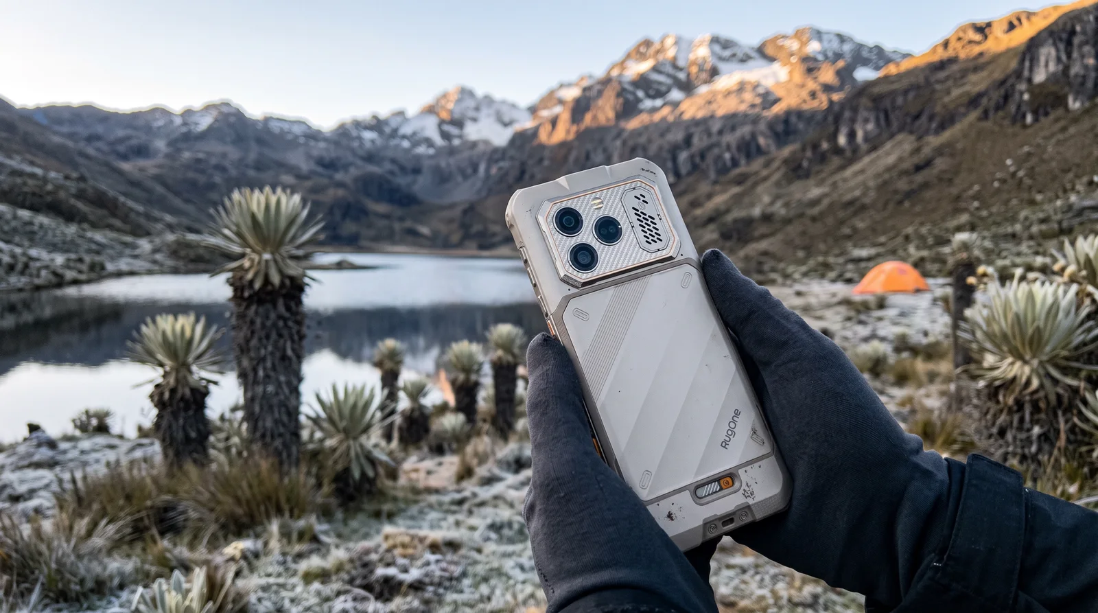 RugOne Xever 8 en manos de un montañista con guantes en el páramo de la Sierra Nevada de Mérida al amanecer
